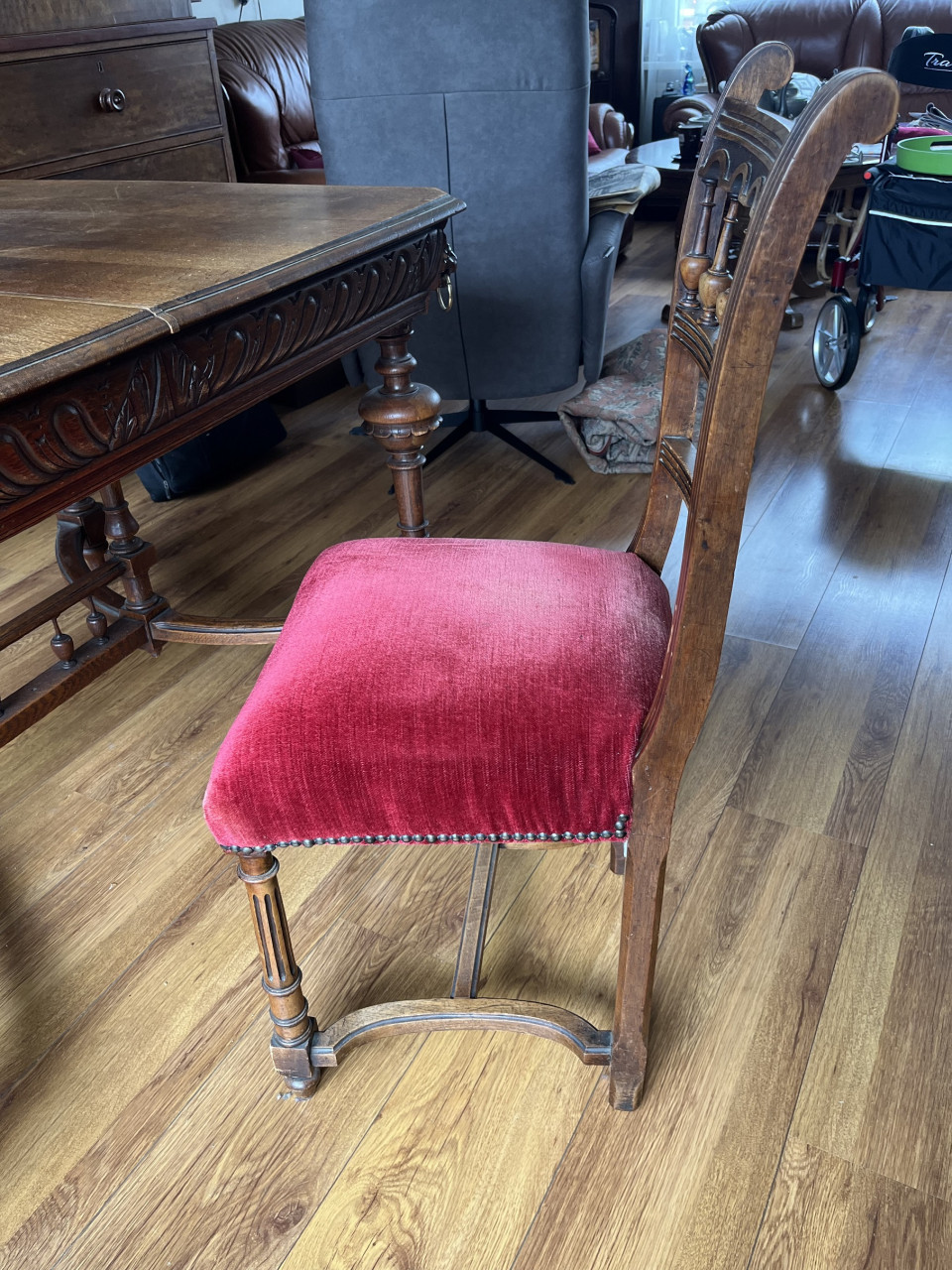 Eikenhouten Mechelse tafel met leeuwenkoppen, 4 stoelen