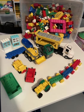 Te koop bak vol met Duplo