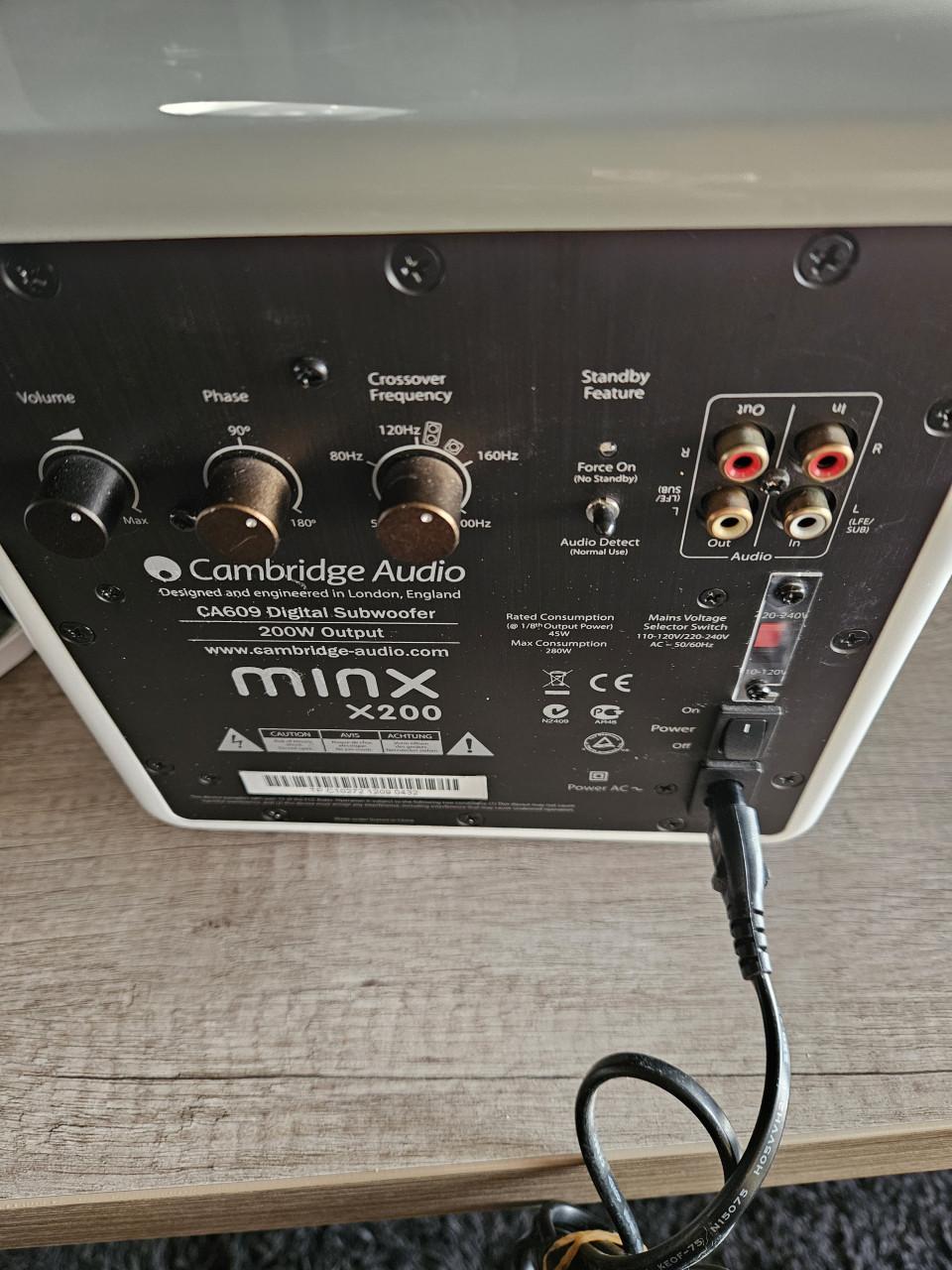 Mooie kleine, krachtige Cambridge Audio Minx X200 subwoofer...