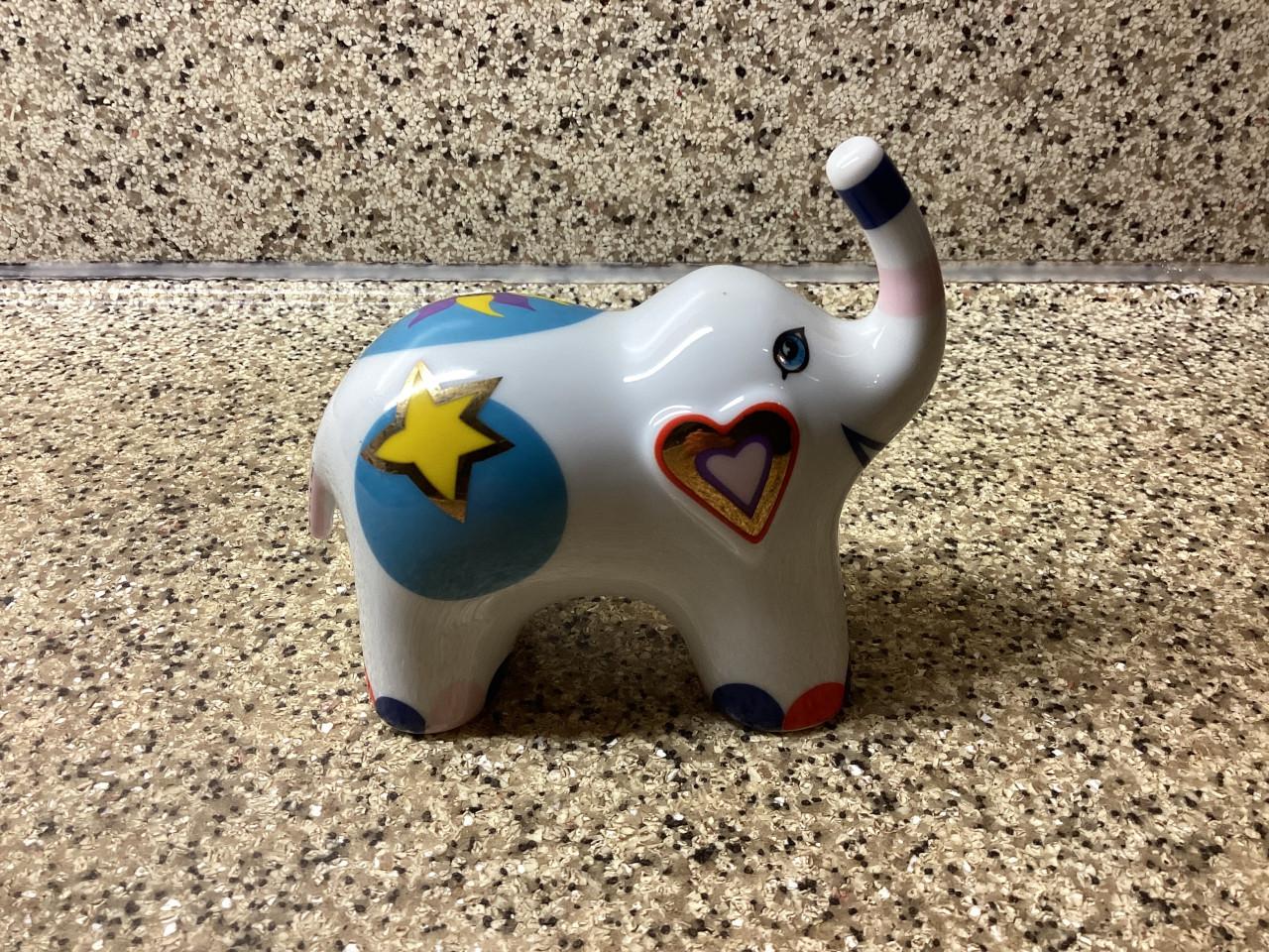 Porceleinen olifantje. Kunstenares: Corrie Ammerlaan- van Niekerk.