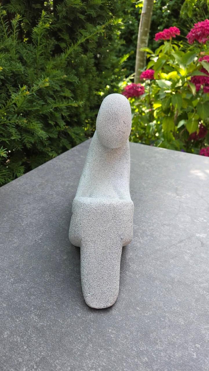 Beeld van een persoon met baby in de schoot,