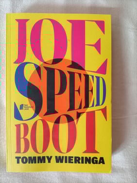 Boek Joe Speedboot van Tommy Wieringa. Een boek waarvan de film dit jaar ui