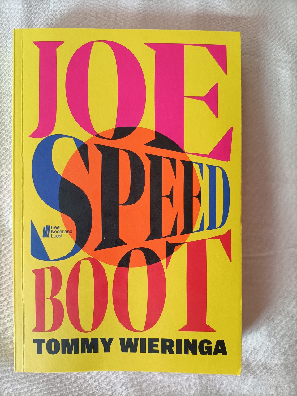 Boek Joe Speedboot van Tommy Wieringa. Een boek waarvan de film dit jaar ui