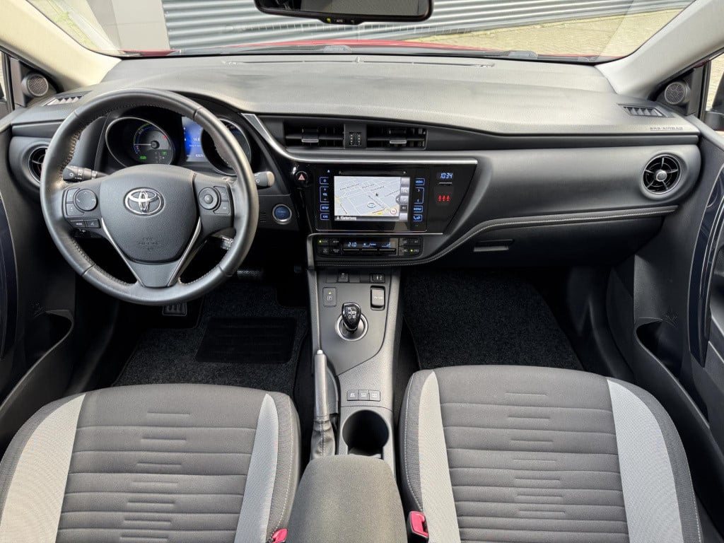 Toyota Auris 1.8 hybrid dynamic | trekhaak | navigatie | camera | keyless e