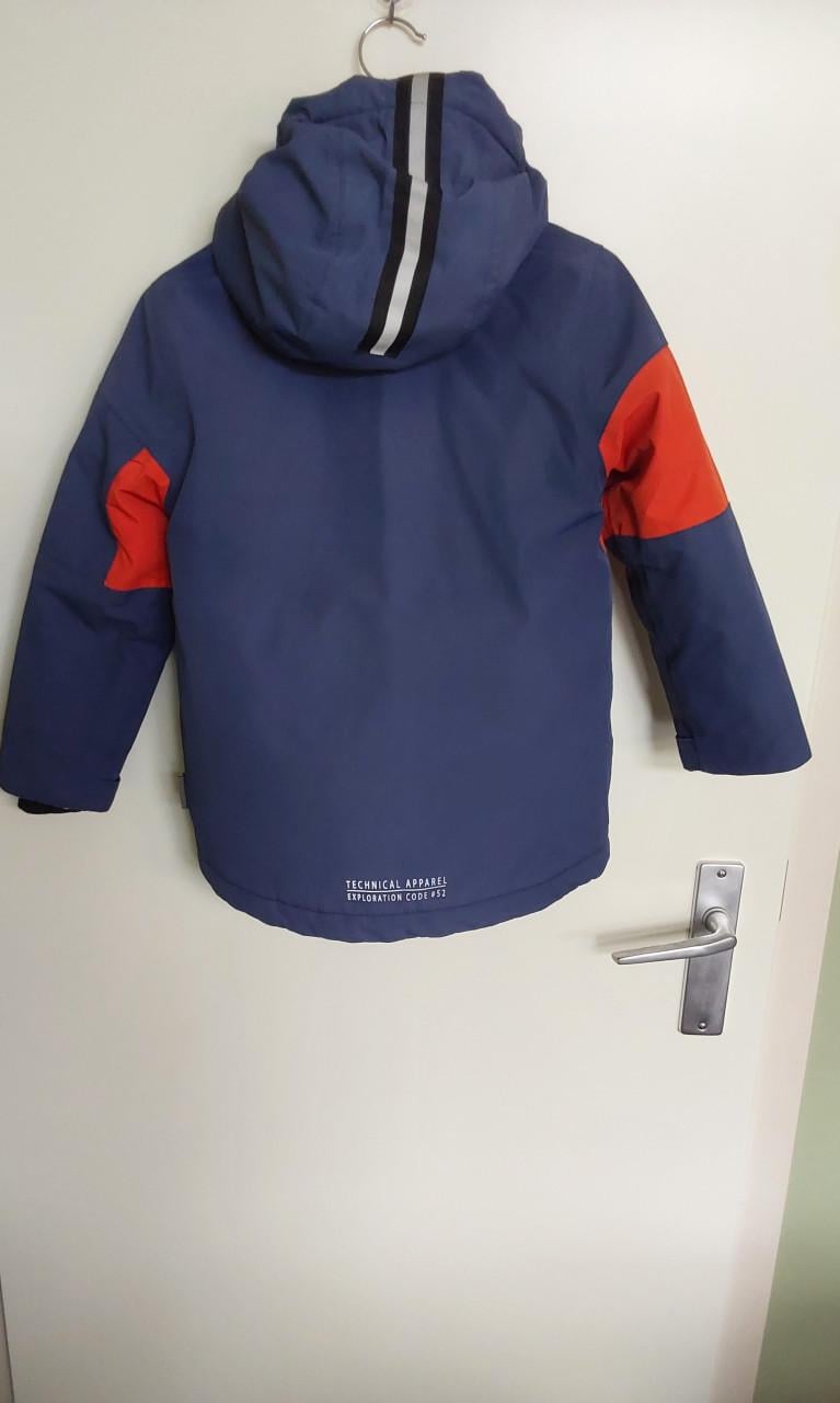 C&A jas met capuchon in maat 116 waterdicht,winddicht en getapete naden