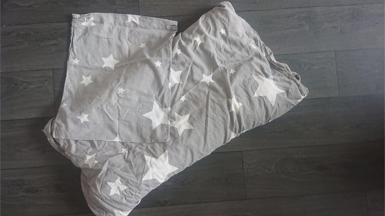 Peuter dekbed met overtrekset grijs/wit/sterren