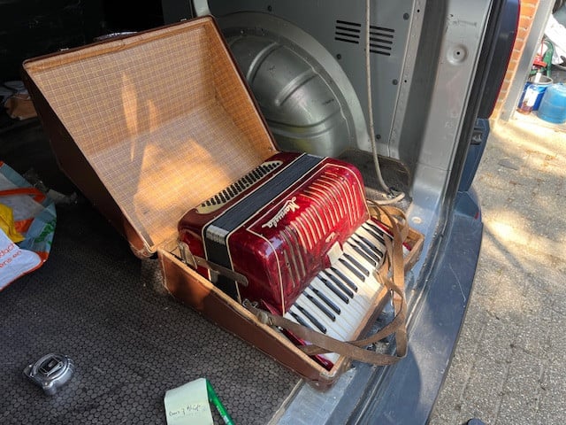 Accordeon Manuela Leclin met riemen en koffer
