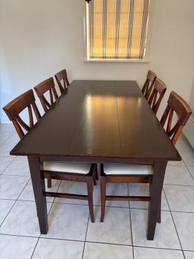 Tafel en zes stoelen donker massief kersenhout