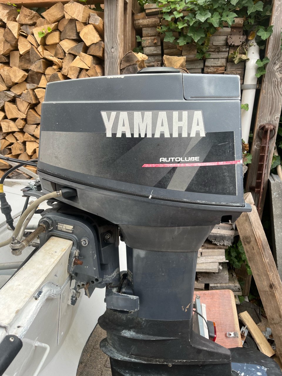 With 320 dromedille 30pk yamaha en trailer