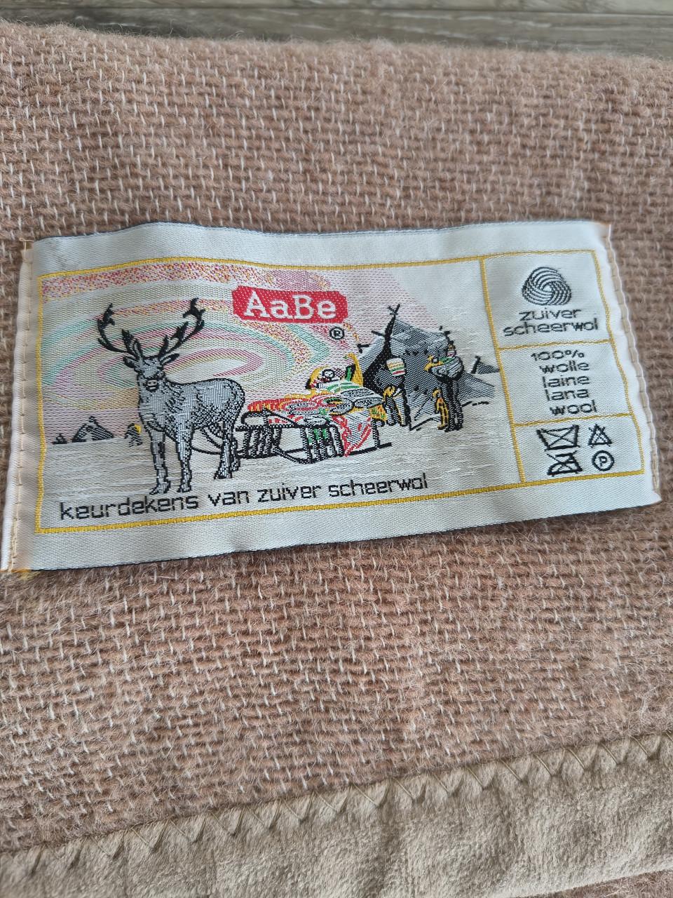 Prachtige beige wollen deken, AaBe zuiver scheerwol deken.