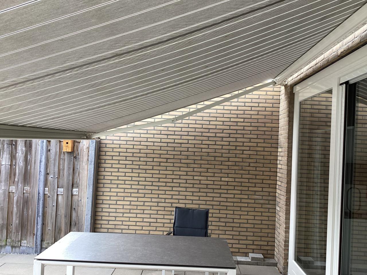 Elektrisch bediend knikarm zonnescherm   6 meter breed 3 meter uitval