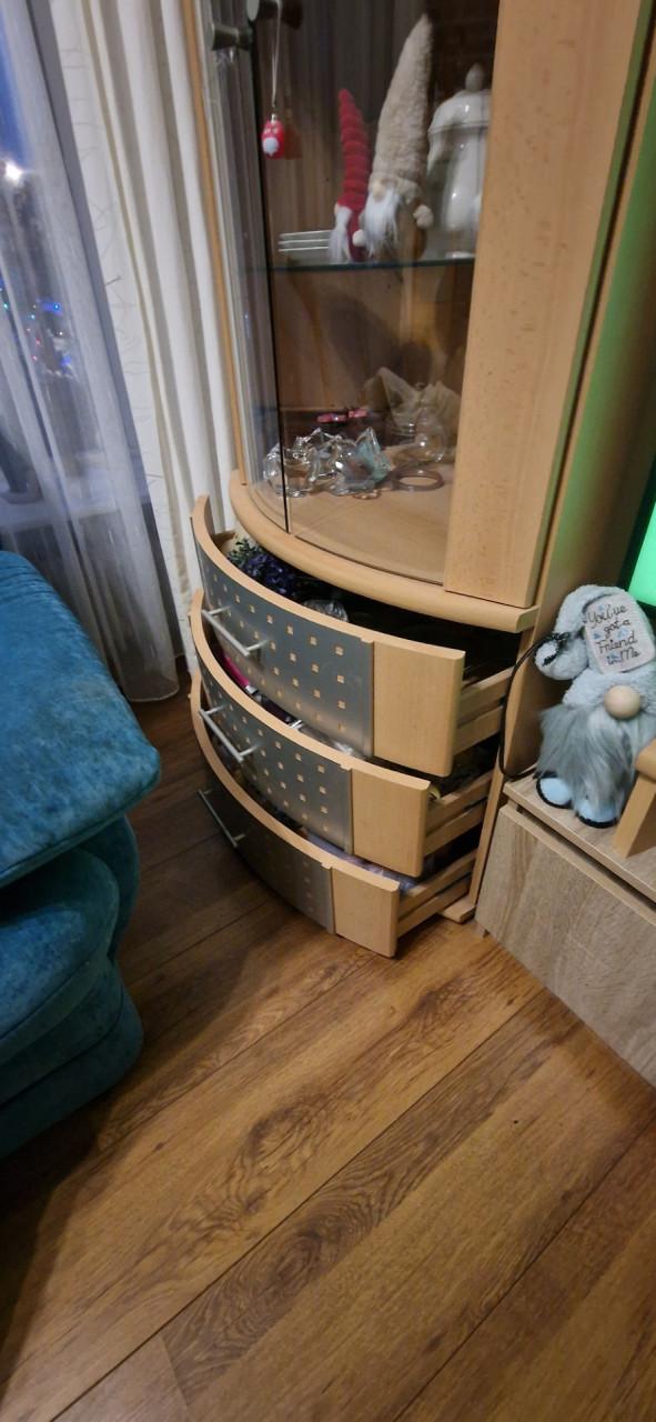 GRATIS OP TE HALEN, VITRINEKAST. WIE!!!