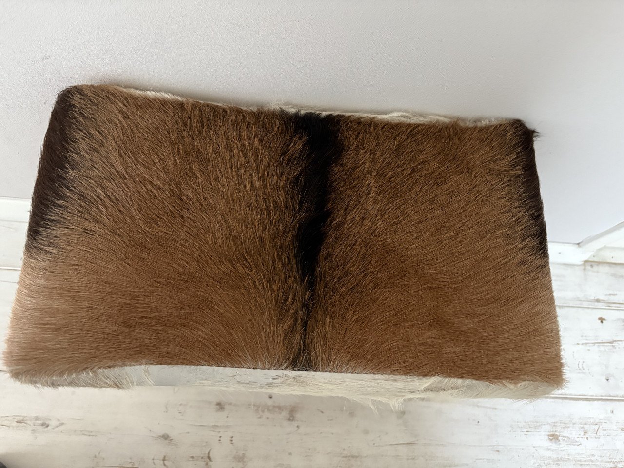 Houten kruk met geitenvacht