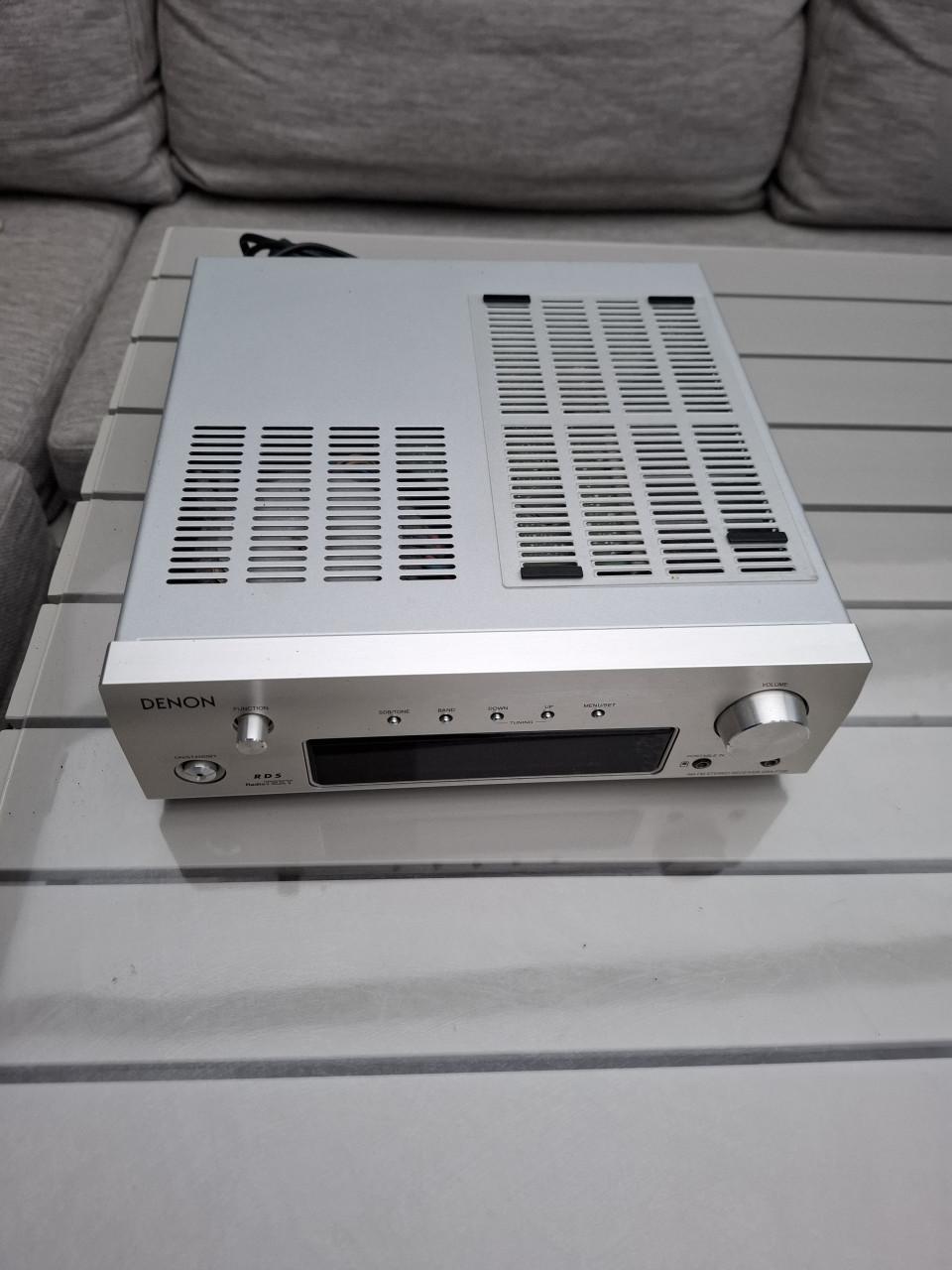 Denon DRA-F102 Receiver zilver.