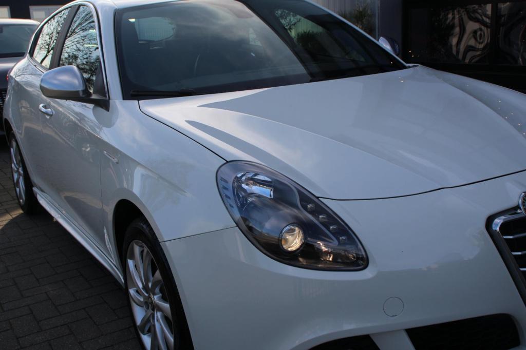 Alfa Romeo Giulietta 1.4 turbo super- sportiva - leer/alcantara - stoelverw