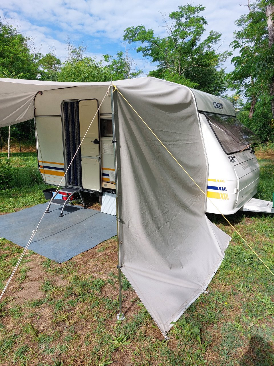 Schuifluifel voor caravan of camper. Merk Esvo