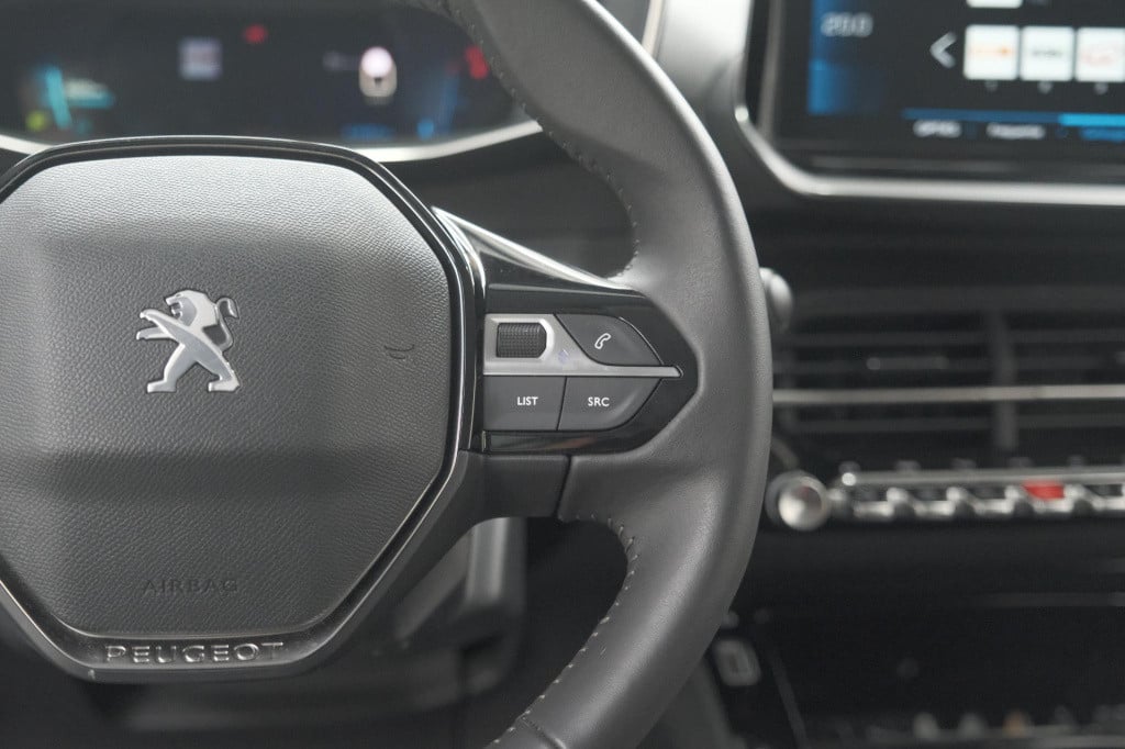 Peugeot 208 puretech 100 eat8 allure pack | camera | apple carplay | parkee