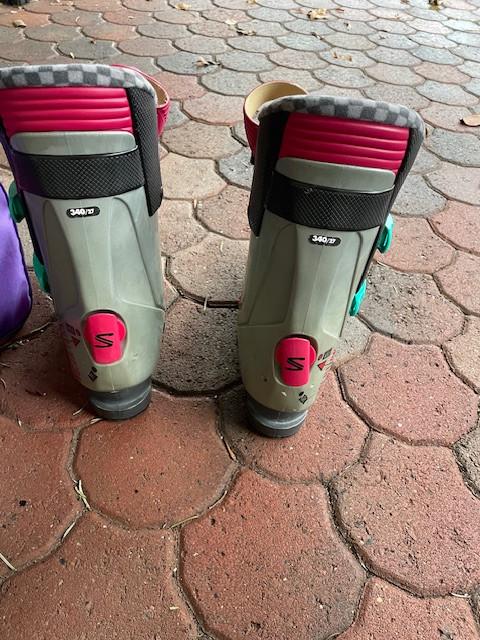 Carve Atomic skies met tas en schoenen