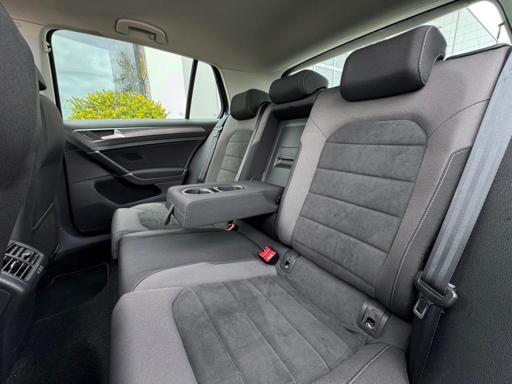Volkswagen Golf 1.0 tsi * panoramadak * camera * navigatie * massage stoel