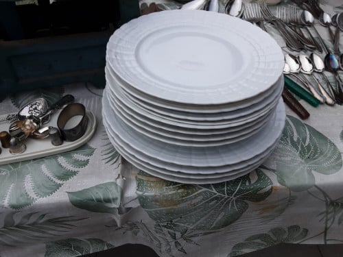 Witte borden en soepkoppenmet schotel