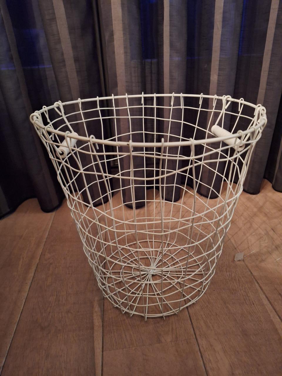 4 mooie witte draadmanden