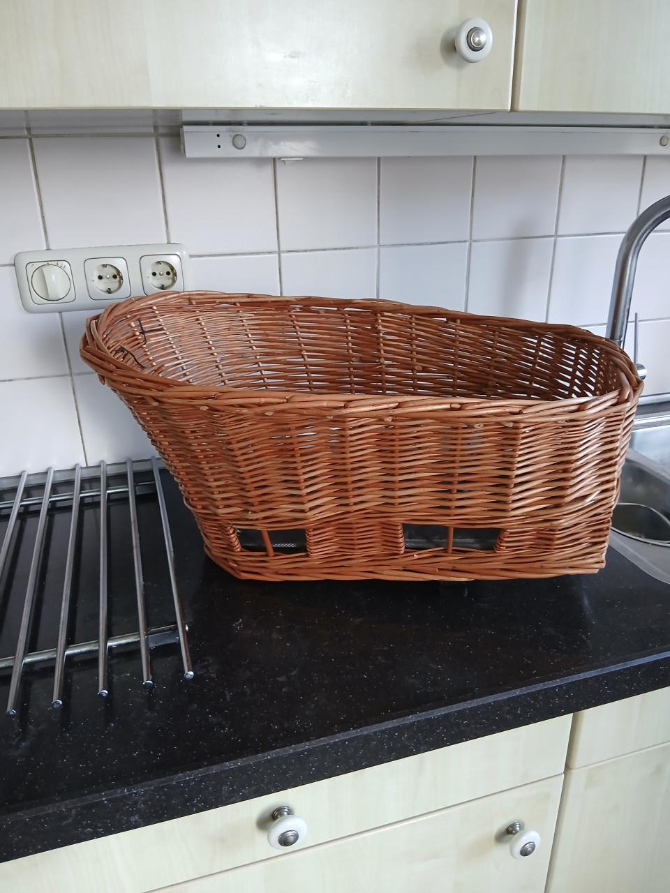 Fietsmandje + etensbakjes voor kleine hond.