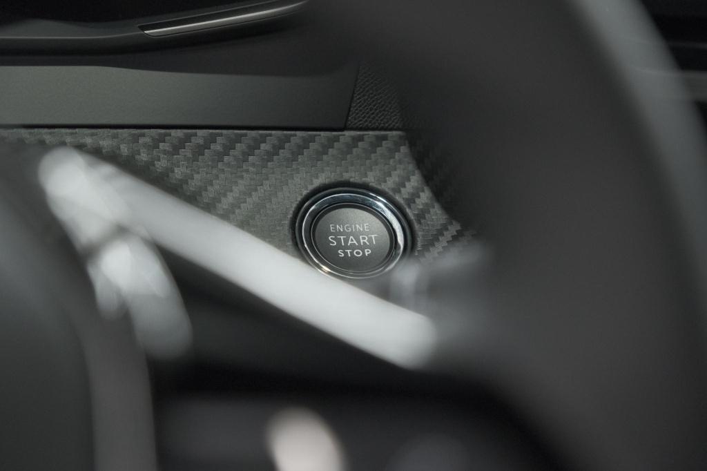 Peugeot E-2008 ev allure 54 kwh | 11 kw lader | warmtepomp | apple carplay 