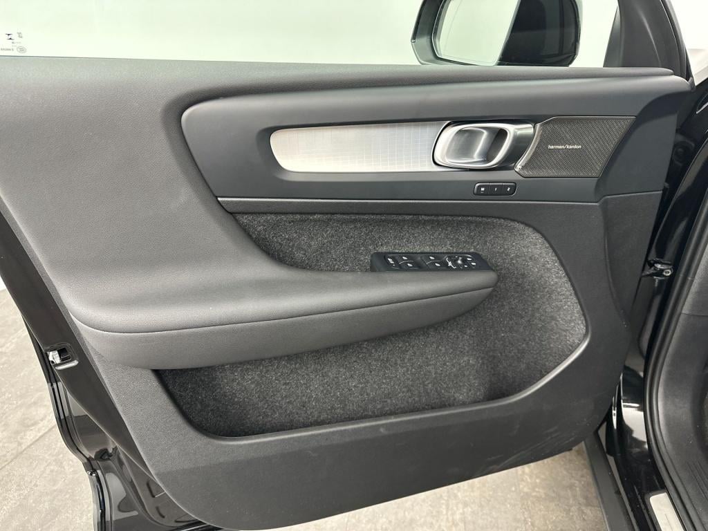 Volvo XC40 b4 197pk plus dark| camera| trekhaak| adap.cruise| h&k audio| pa