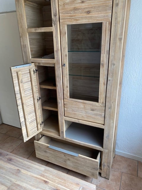 Diverse meubels, eettafel, salontafel, staande kast, tv meubel en dressoir