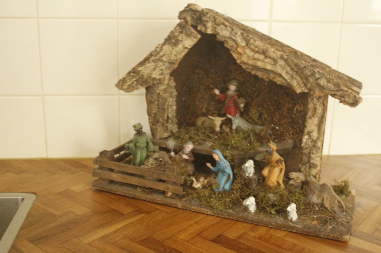 Kerststal met beeldjes