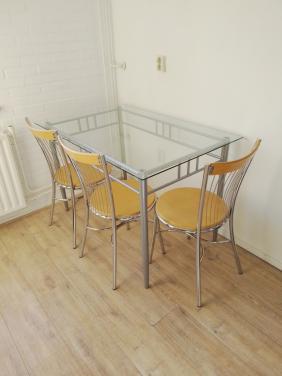Eetkamertafel van glas met 4 stoelen
