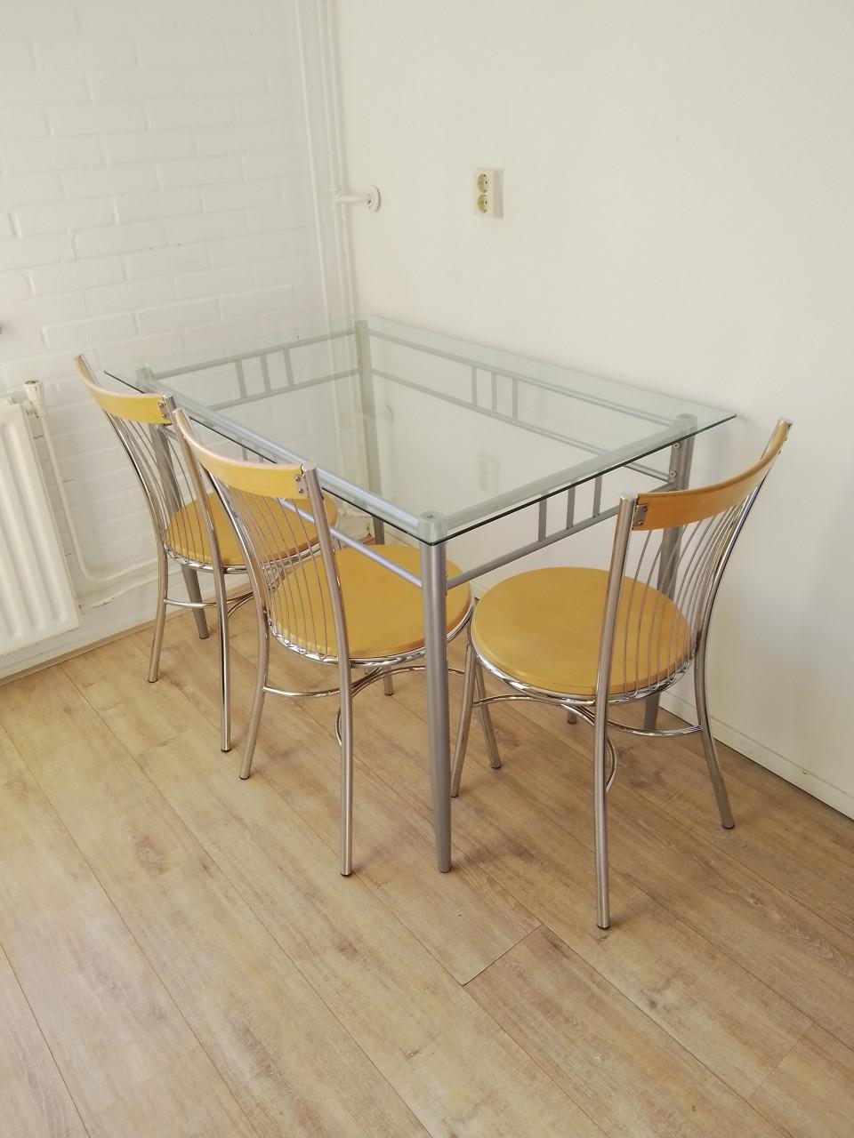 Eetkamertafel van glas met 4 stoelen