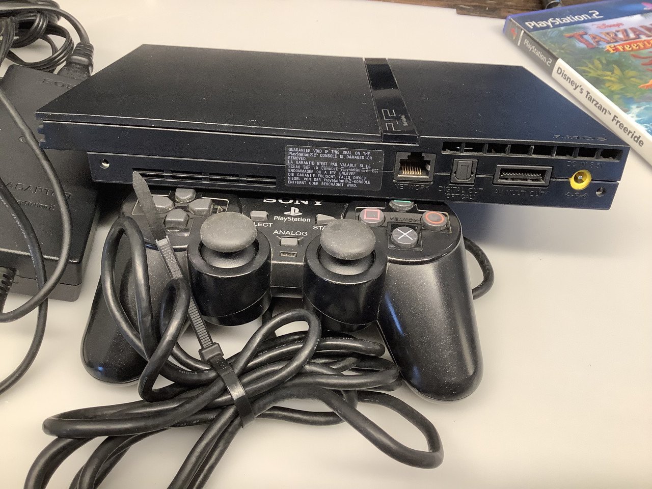 PlayStation 2 slim ( PS2 ) zwart. Met voeding en AV kabel. Met 1 controller