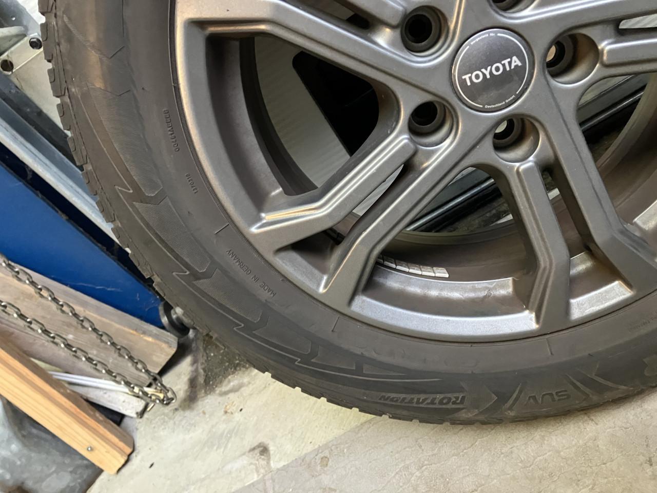 Toyota RAV4 winterbanden 6 mm 225/65/17 + orig l.m.velgen 5x114,3 naaf 60.1