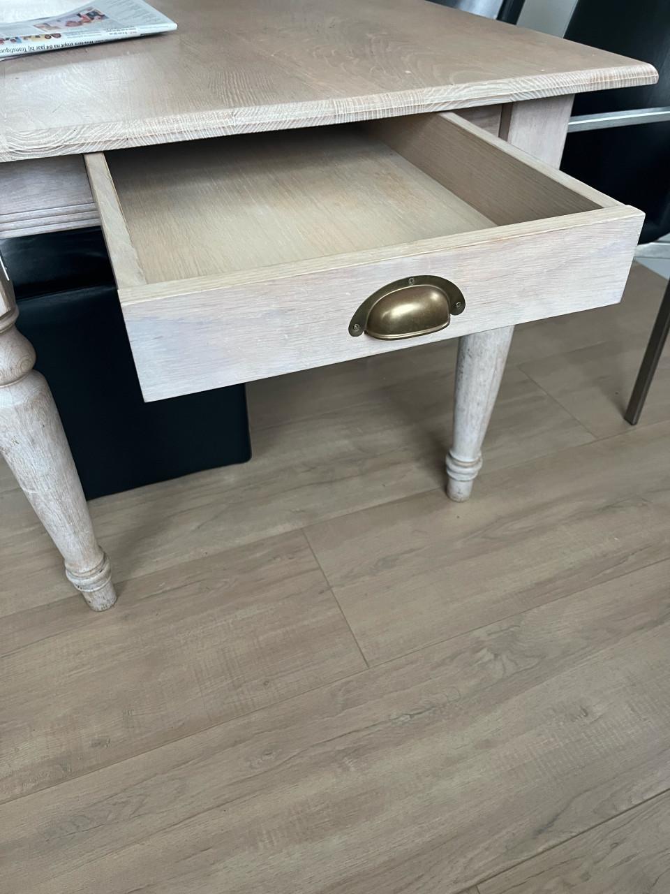 Lange smalle tafel te koop. met laatjes.