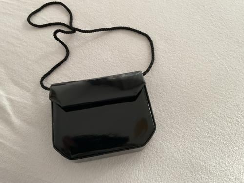 Klein zwart lak tasje