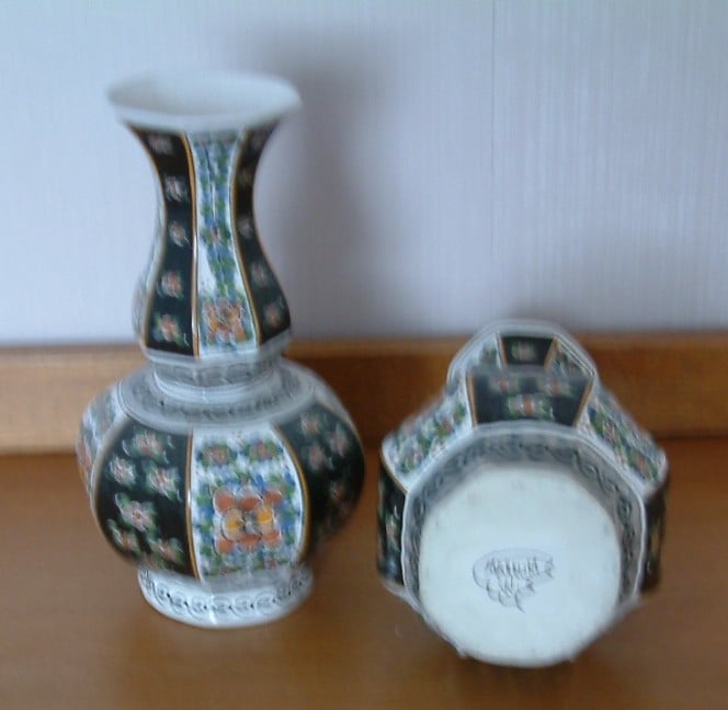 2 makkum vazen en makkum bord  geen schade of wat ook