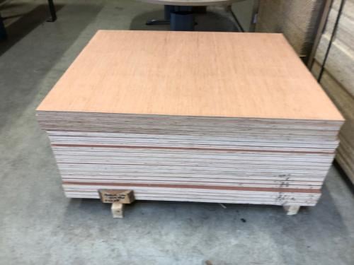 25 mm hardhout platen  122 x 99,5 voor 20 euro