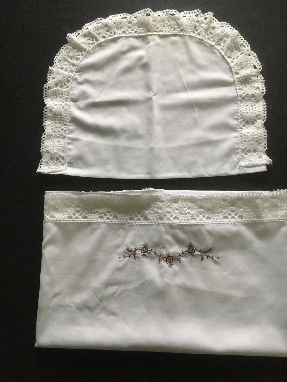 Boven laken en sloop voor wieg of kinderwagen met broderie rand, z.g.a.n!