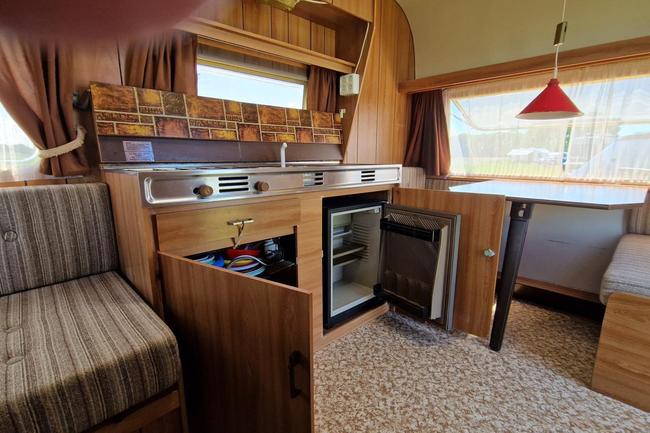 Caravan (met voortent en 2 luifels)