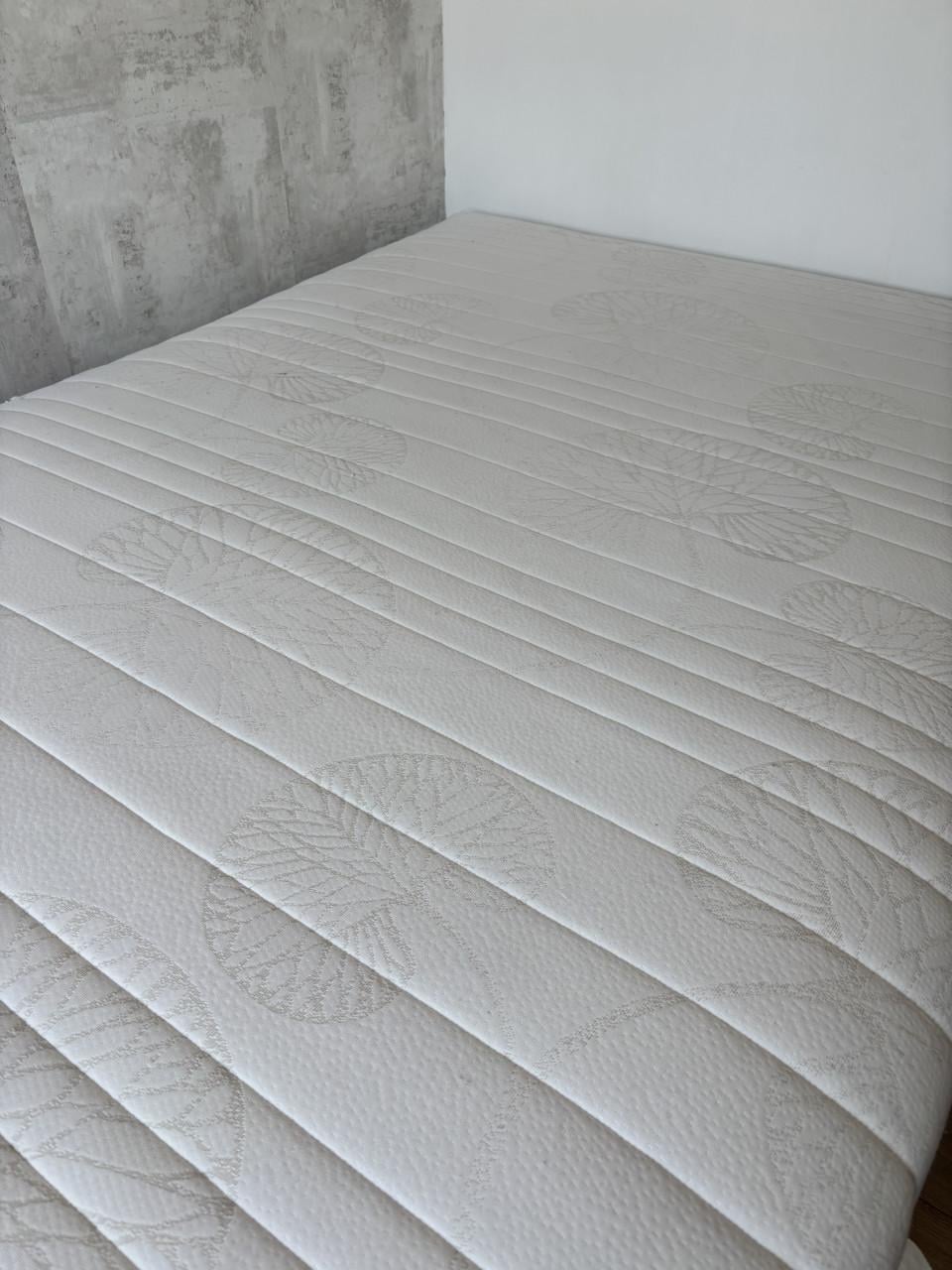 Te koop: bed + matras 140 x 200