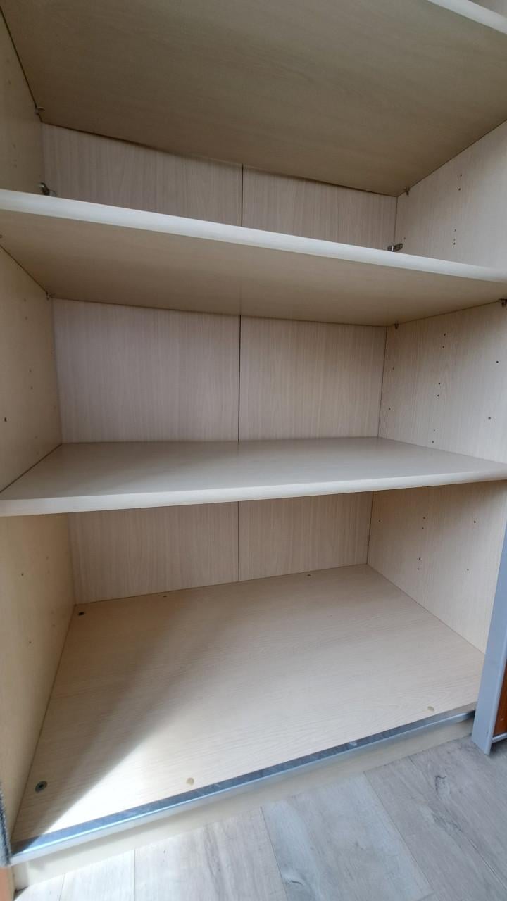 Grote kast met spiegel