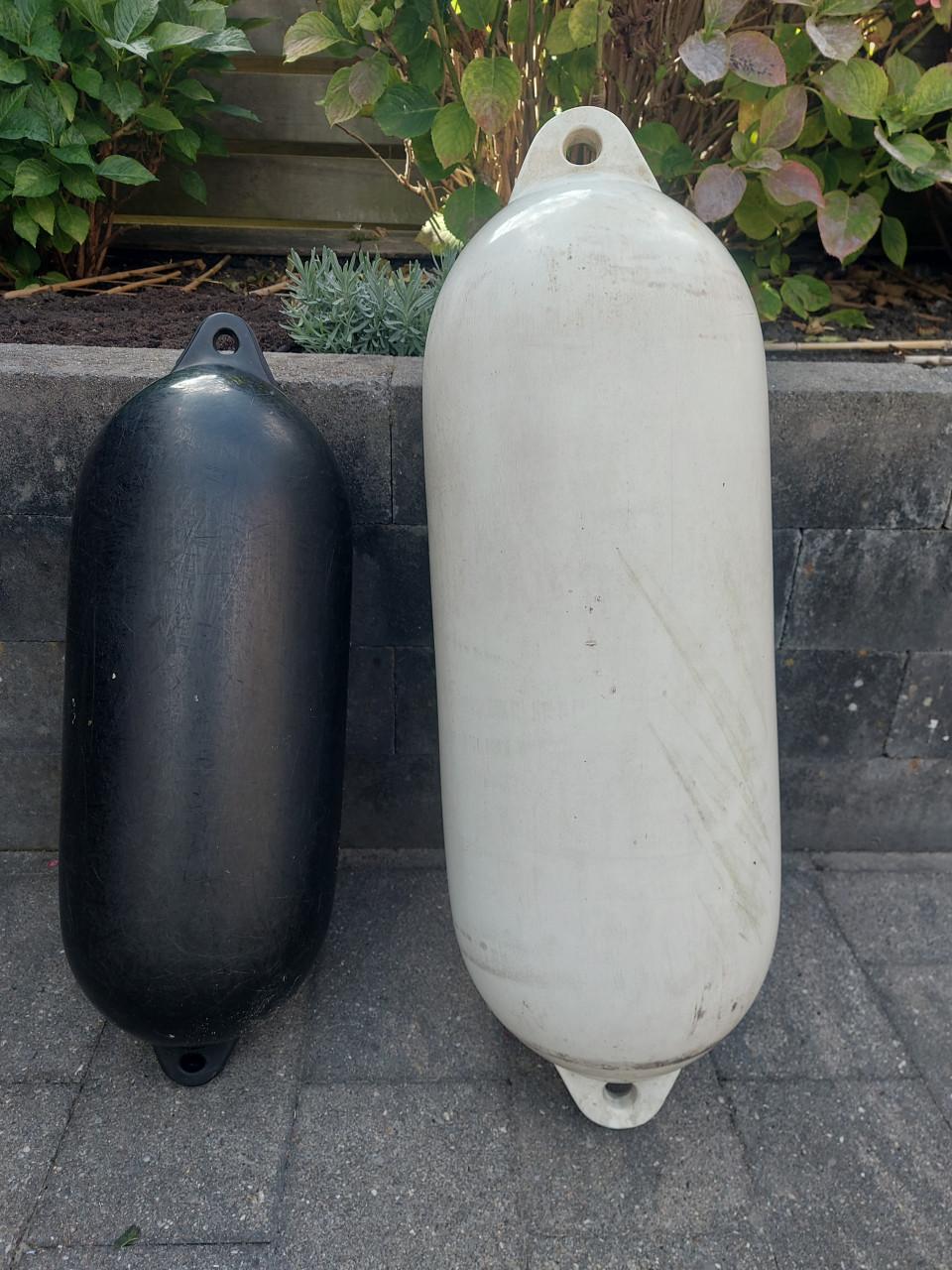 Twee Maioni stootwillen / Fenders te koop.