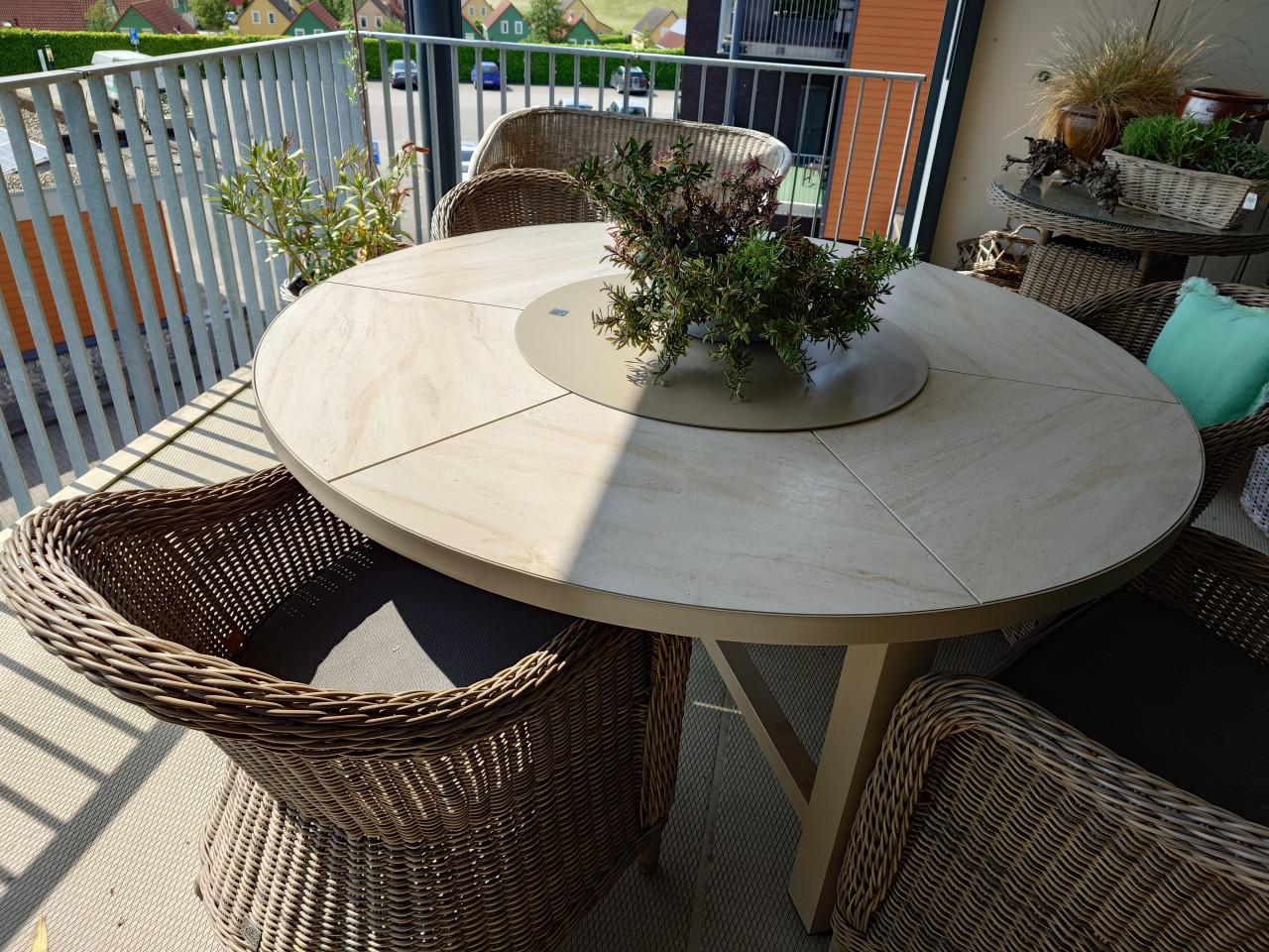 Mooie solide tuin-/ balkontafel, rond diam. 160 cm.
