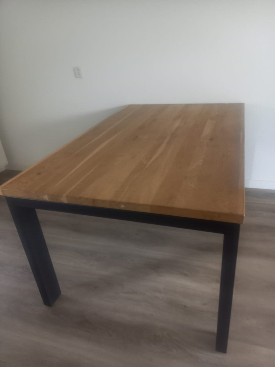 Mooie eettafel met massief teakhouten blad en zwart metalen poten