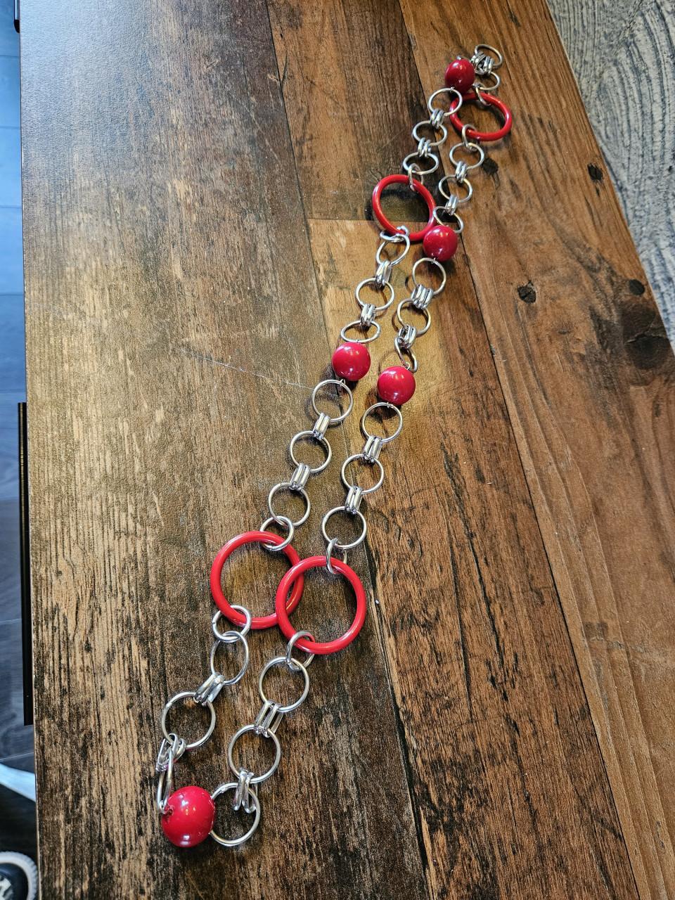 Prachtige jaren 70 lange ketting met rode ringen en kralen