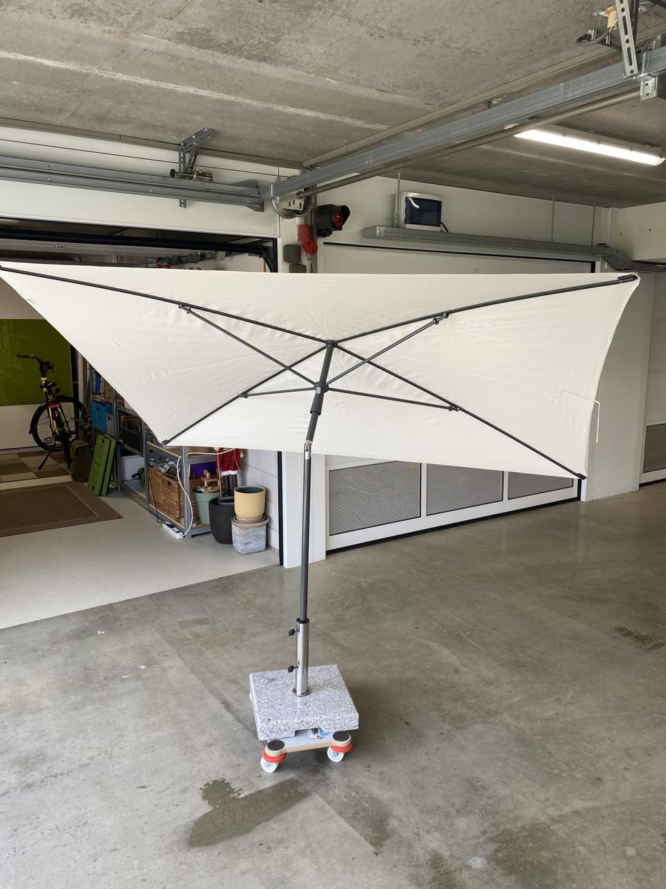2 rechthoekige parasols inclusief toebehoren zoals marmeren voet