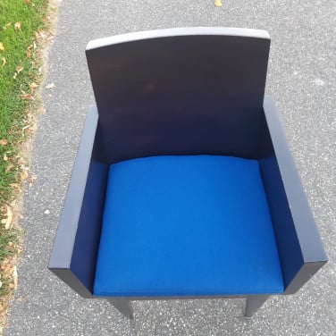 In goede staat verkerende houten stoelen.