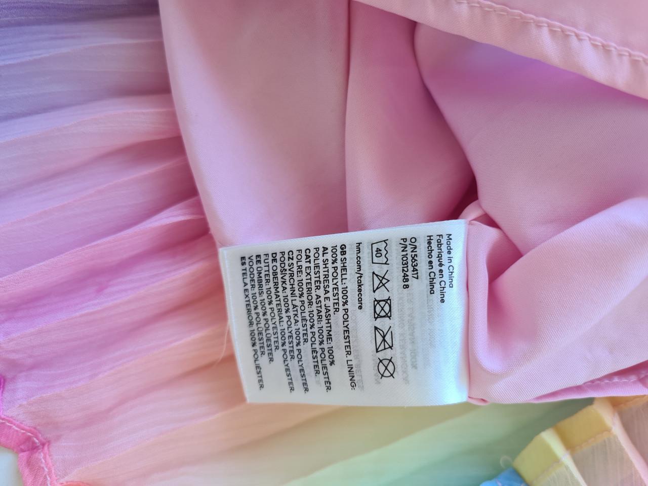 H&M geplisseerde chiffon A-lijn jurk met regenboogstrepen.  Maat 122-128