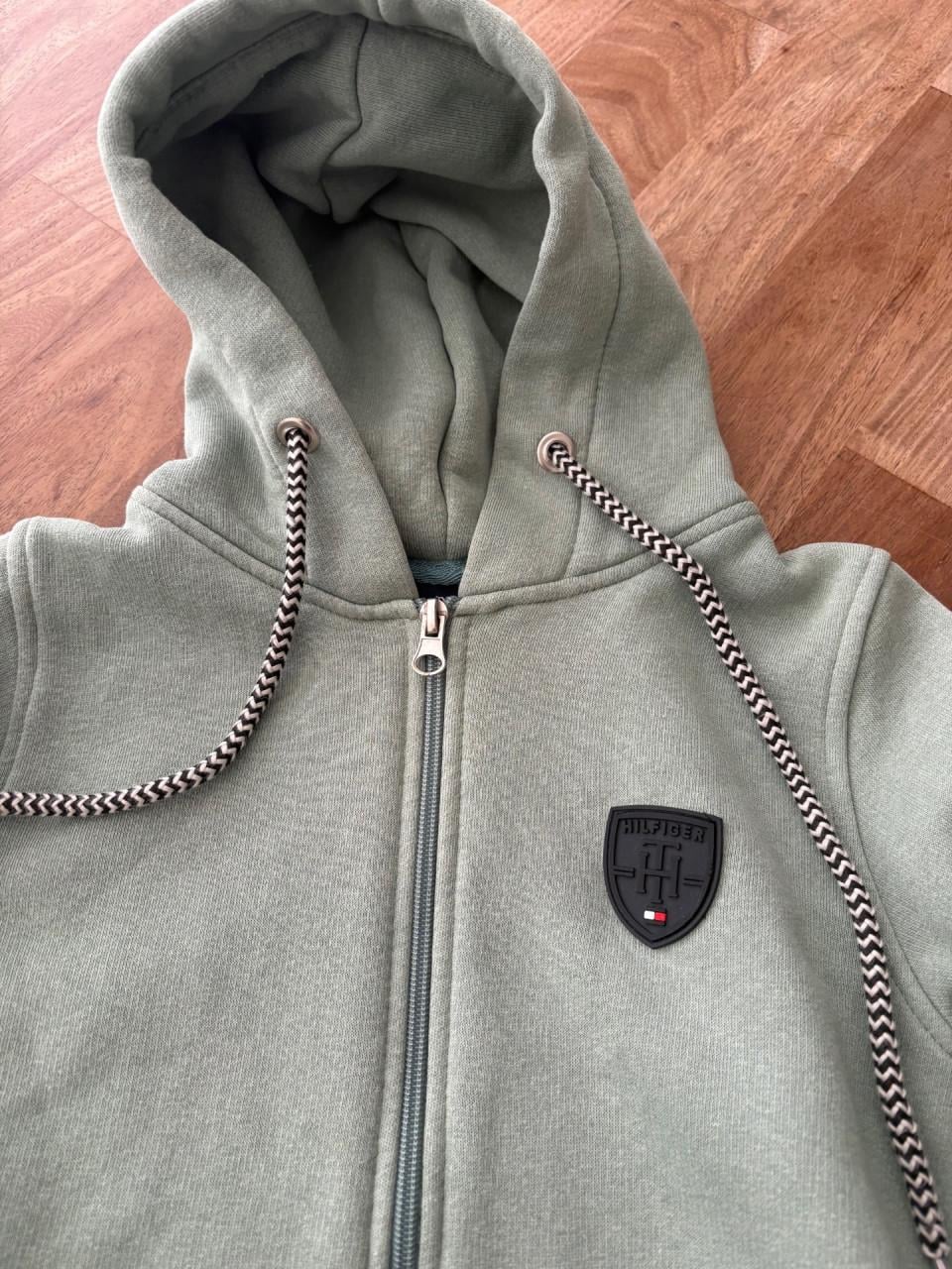 Joggingpak  maat 122/128.